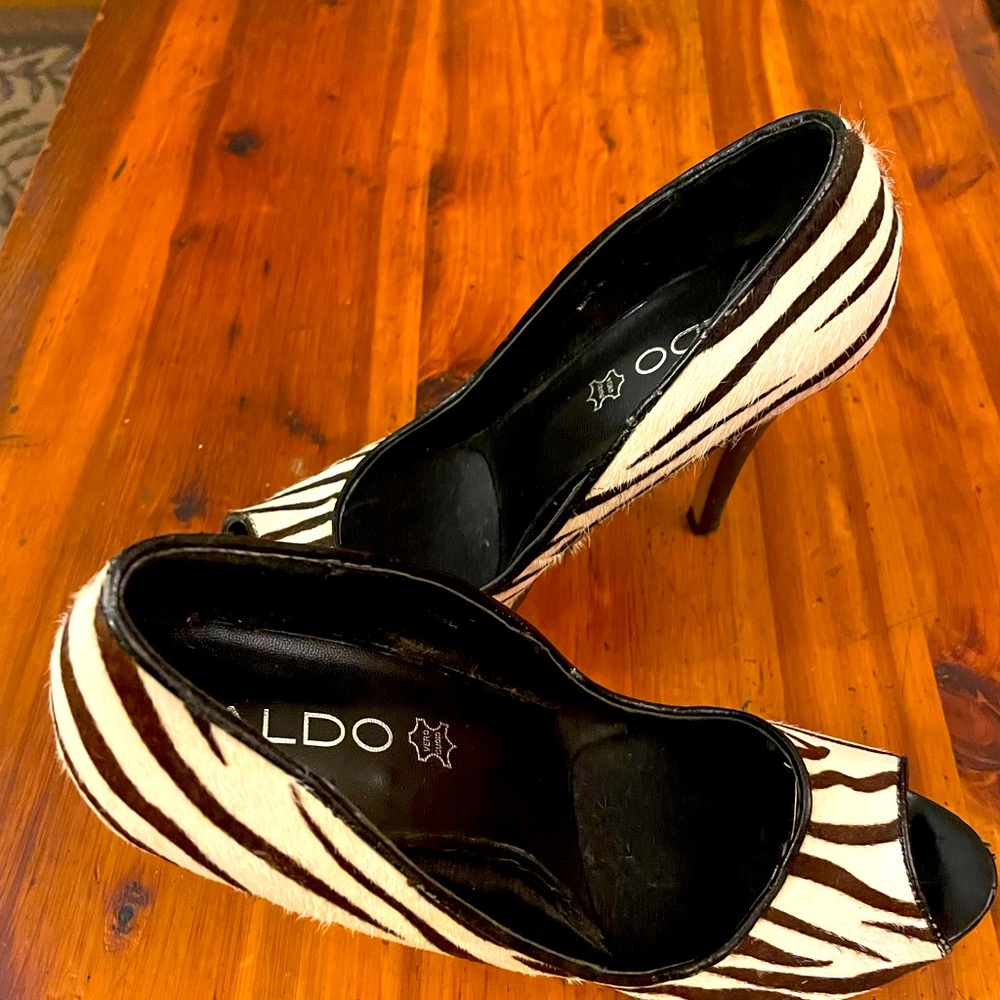 Aldo pumps. Very little tread on bottom. Really love the print. Check ‘em out